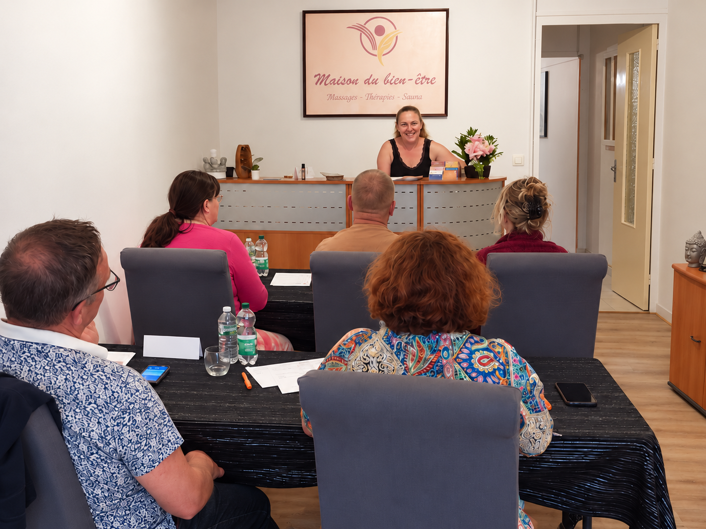 Participants de dos et intervenante lors d’une formation consacrée au bien-être de soi à la Maison du bien-être.